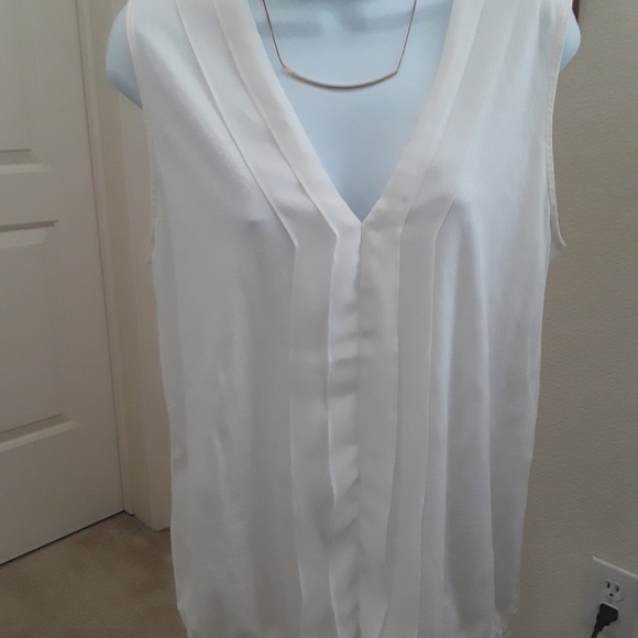 LOFT Tops - Beautiful Loft feminine soft-lite blouse LOFT Tops - Beautiful Loft feminine soft-lite blouse